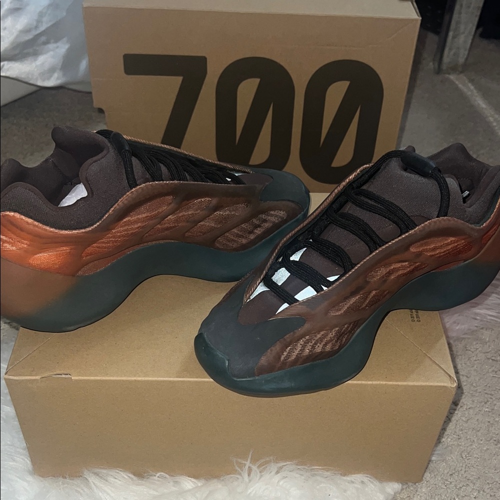 Adidas YEEZY 700 V3 Copper Fade - Picture 1 of 8